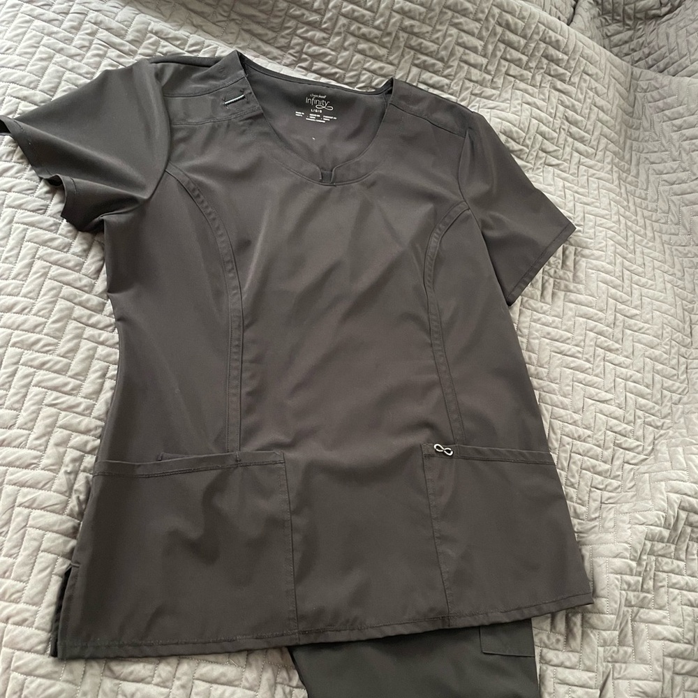 Women’s Infinity Scrubs Set. Size LARGE.